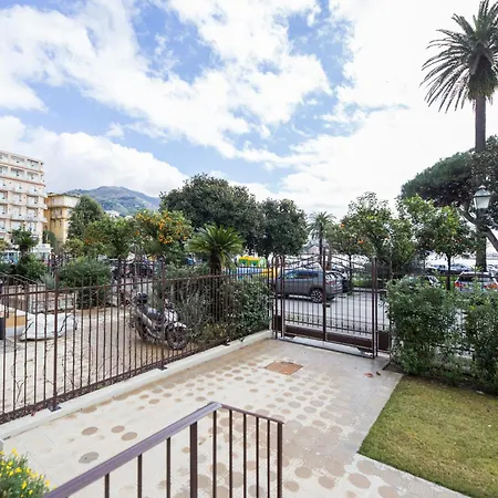 Casaviva - Stylish Retreat With Parking In Appartamento
