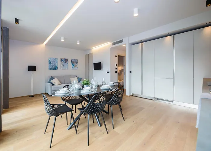 Casaviva - Stylish Retreat With Parking In