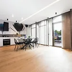 Casaviva - Stylish Retreat With Parking In *