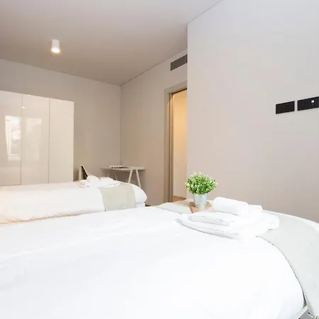 Casaviva - Stylish Retreat With Parking In 아파트